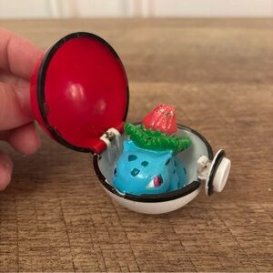 Vintage 1999 Pokemon Ivysaur PokeBall Basic Fun Catch & Release
